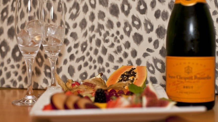 champagne with fruit basket relexa hotel Berlin - champagne with fruit basket